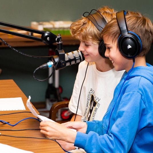 twee jongens praten in microfoon