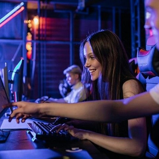 lachend meisje en wijzende vinger naar computerscherm