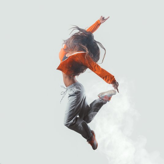 Meisje springt in lucht houdt voet vast en strekt arm